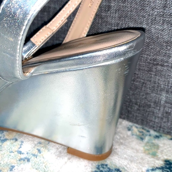 LE CHÂTEAU Embellished Metallic Wedge - Picture 7 of 8